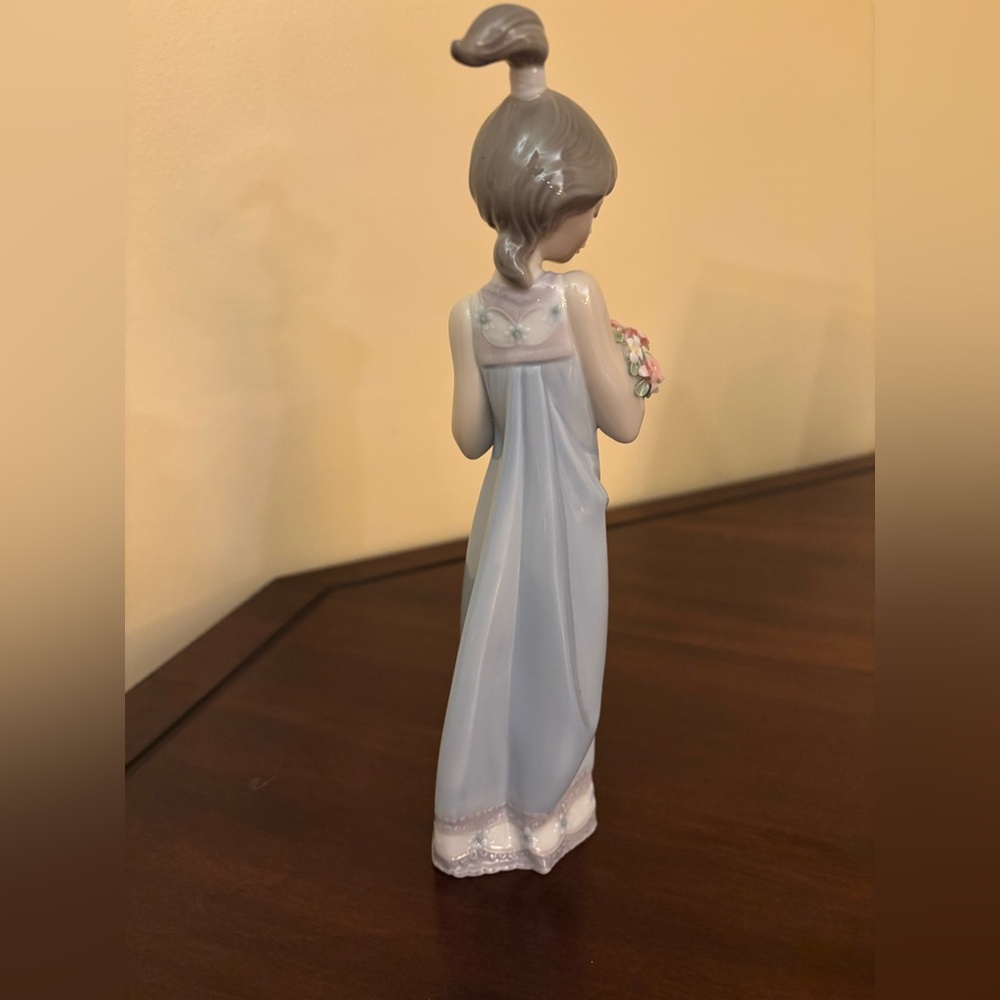 THURSDAY PRICE REDUCTION Lladro Figurine 5604 “Spring Token” pre-owned - Picture 7 of 8